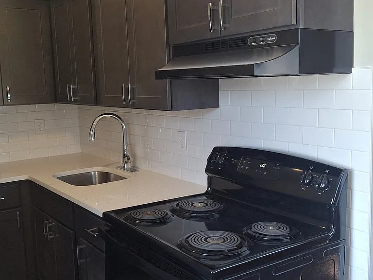 46 Walnut St #C2 — Photo 4