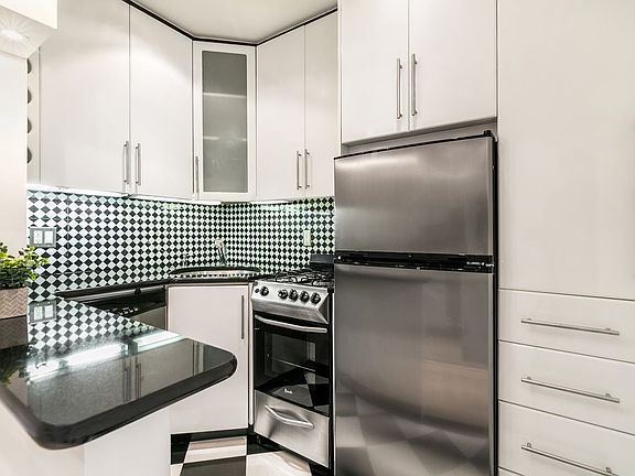 2nd image of 165 Christopher St APT 6N