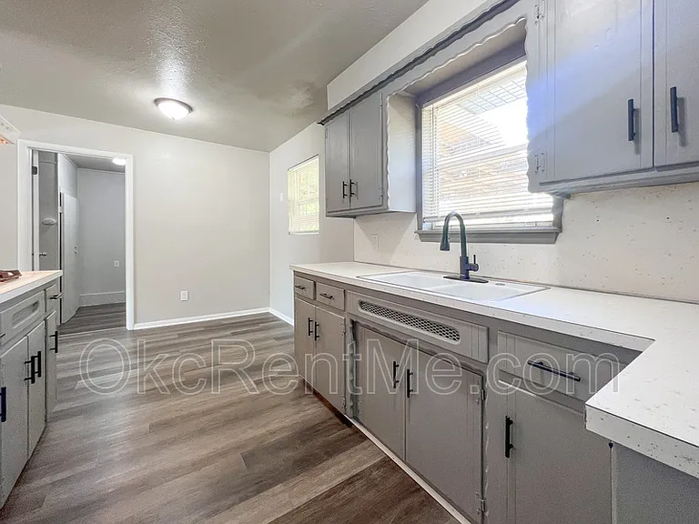 1900 N Mitchell Dr — Photo 11