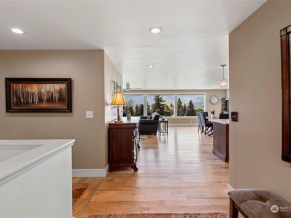 4th image of 1716 Country Club Drive