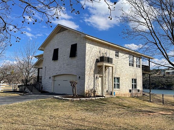 3rd image of 900 Pecan Cir