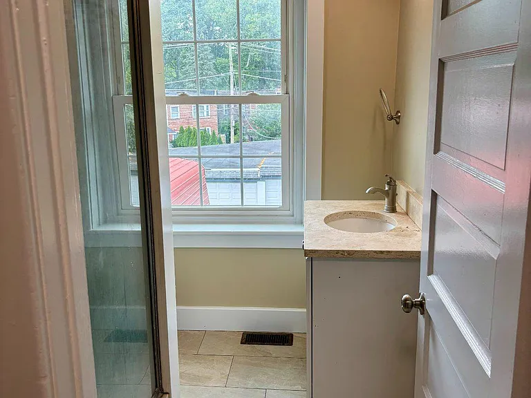 402 Pine St — Photo 5