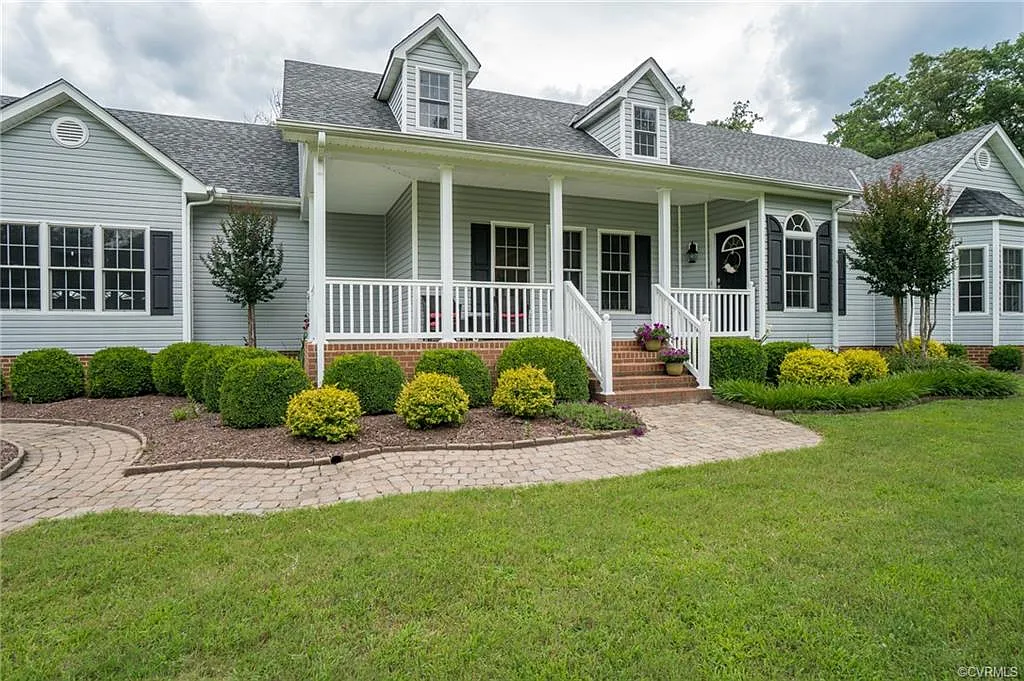 2402 Crestview Ln photo 1
