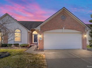 289 Shore Brook Ln #24, Walled Lake, MI