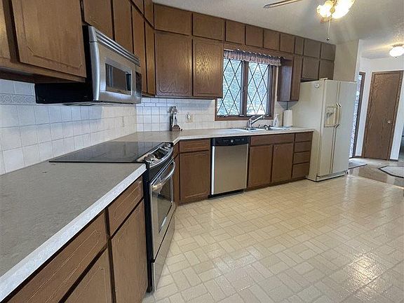 3rd image of 298 E Amber Lake Dr