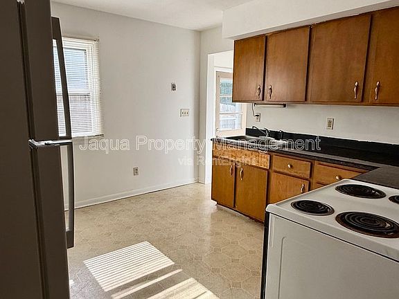3rd image of 2118 Woodbine Ave