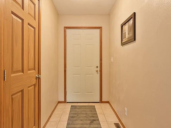 4th image of 3078 Derbyshire Dr