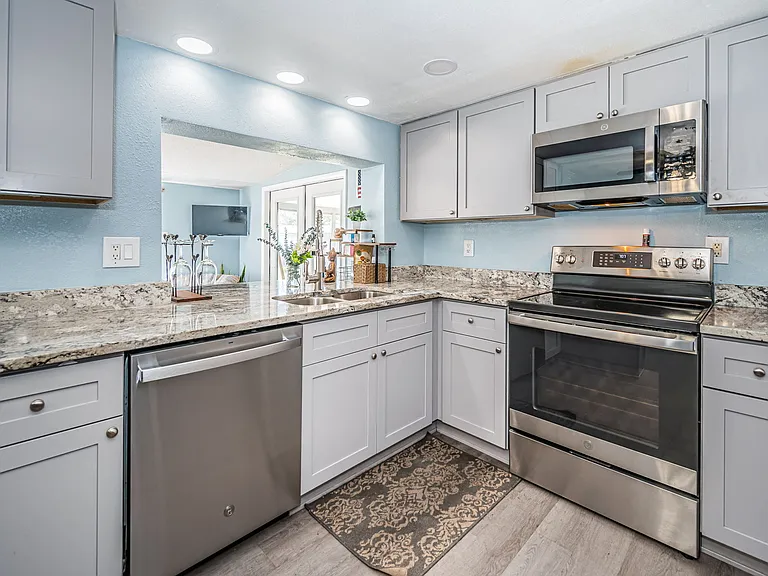 4424 Beacon Square Dr — Photo 20