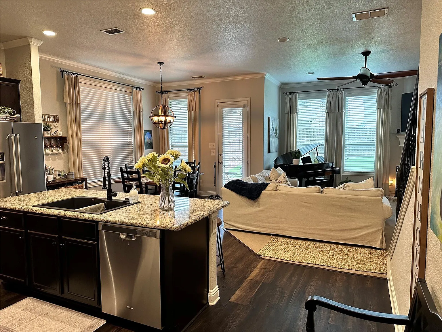 4 bed, 2735 sqft, $2,795 — Photo 2