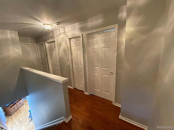 4th image of 10235 Meadow Crest Ct