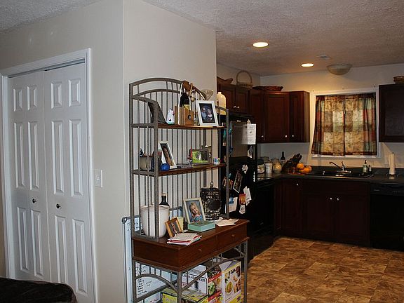 3rd image of 708 W Hildreth St