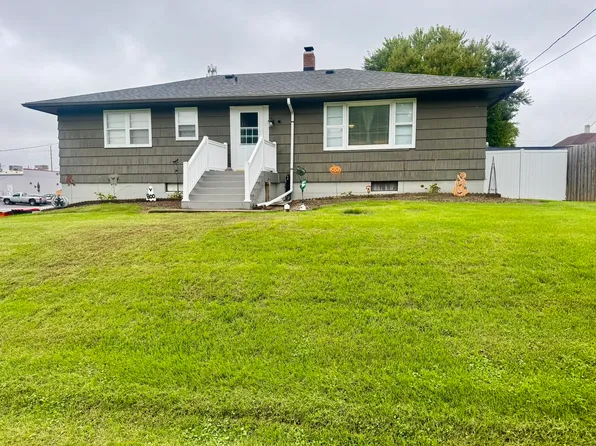 401 SE 4th St, Aledo, IL 61231