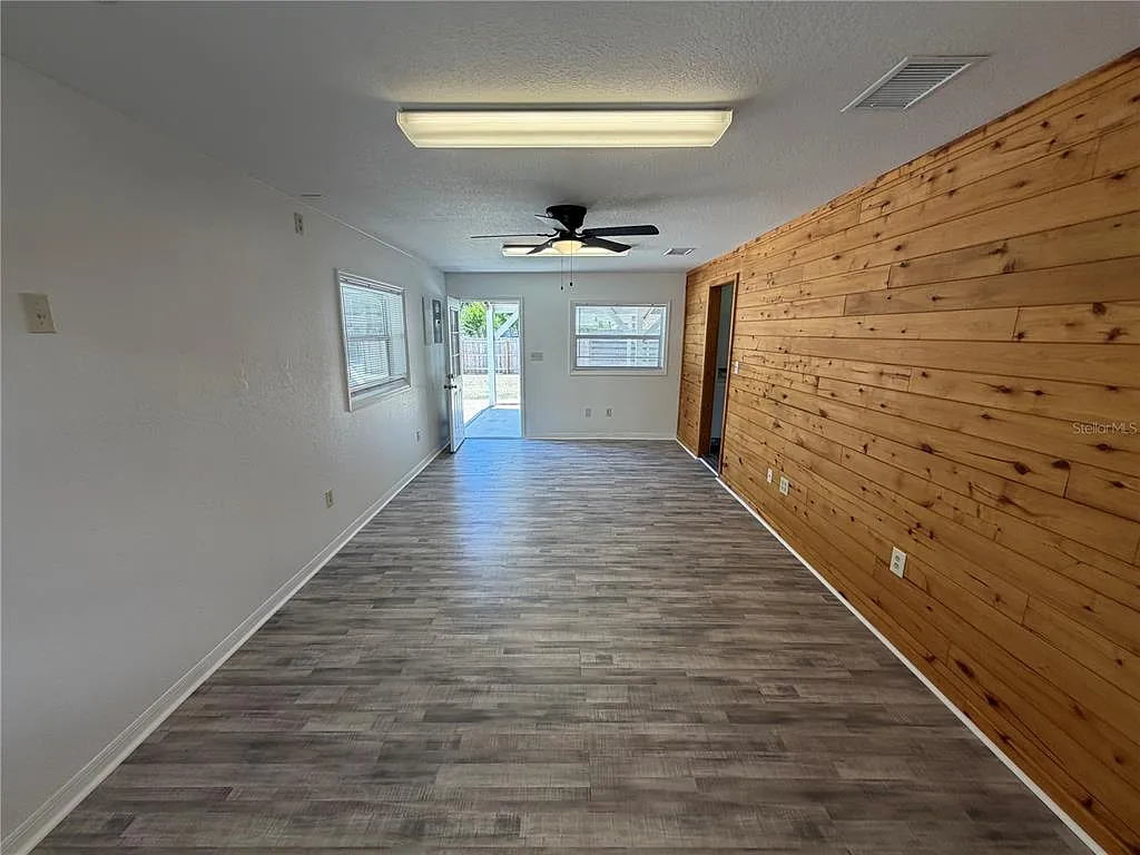 Building Photo - 306 N Iona Ave