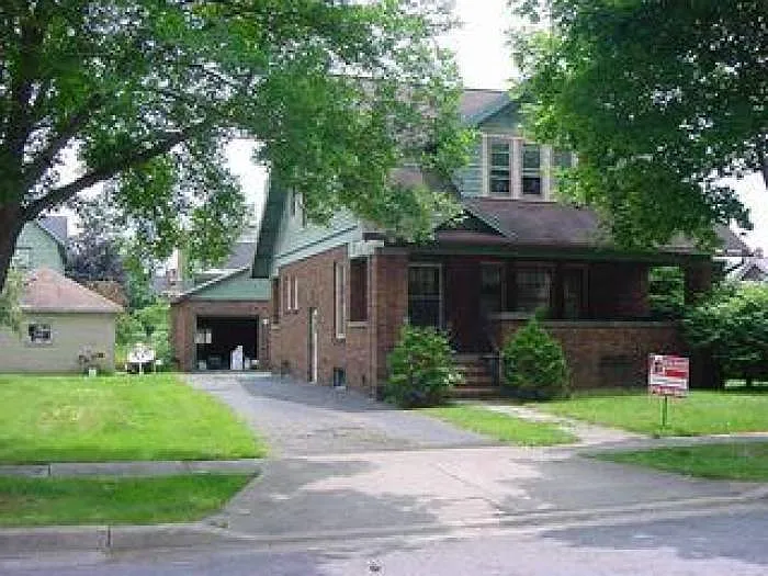 29 Hickory St photo 1