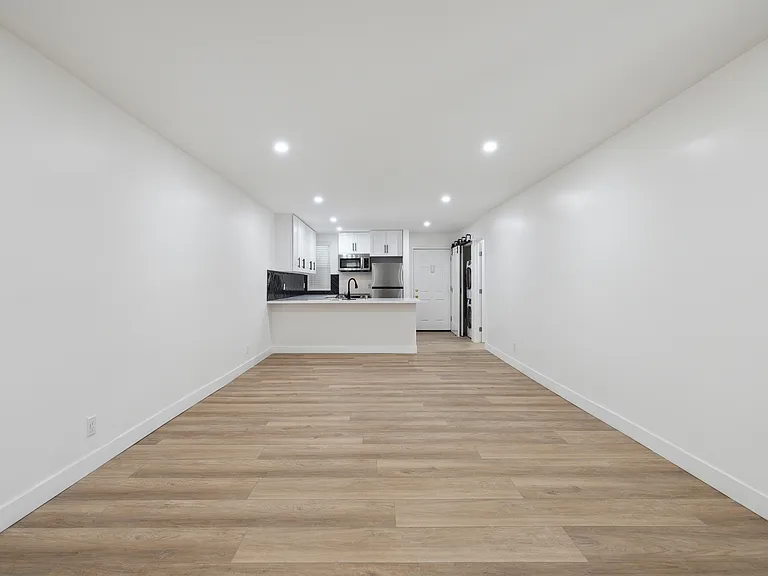 Encino Country Club Apartments — Photo 22