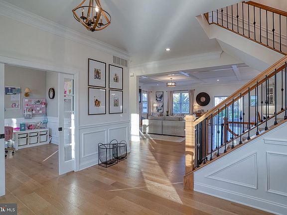 2nd image of 721 Idlewyld Dr