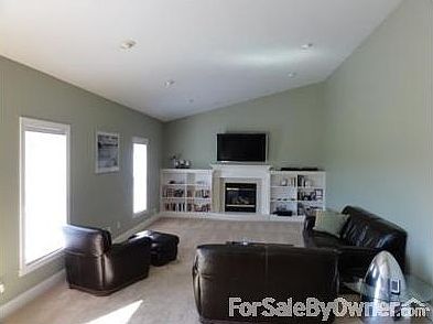Family Room w/ TV & Gas Fireplace