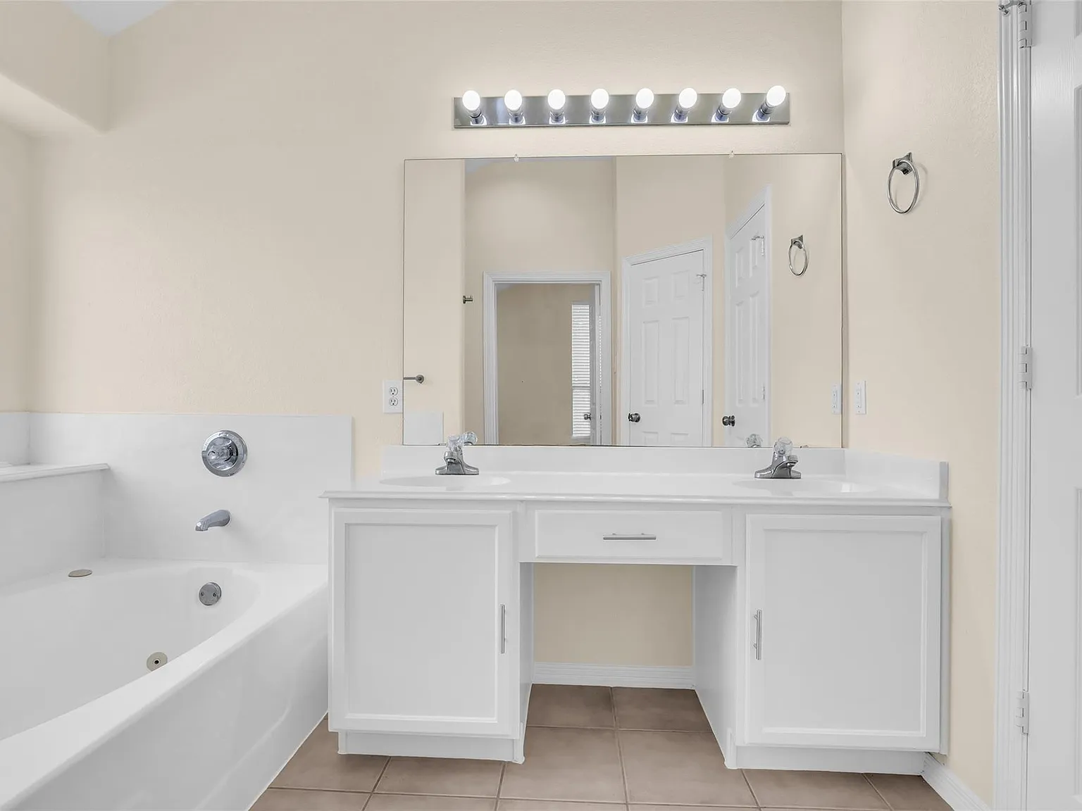 3 bed, 2.0 bath, 1730 sqft, $1,975 — Photo 4