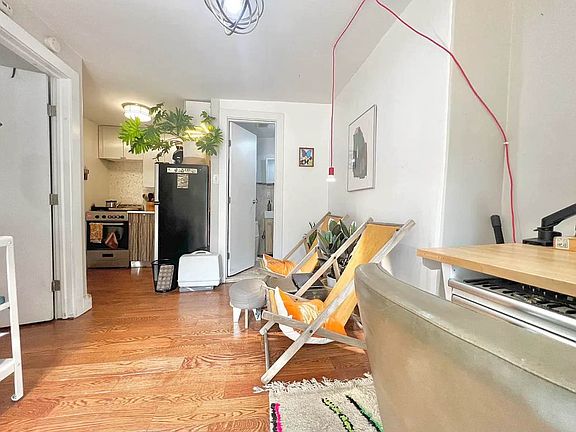 4th image of 330 Evergreen Ave #1B