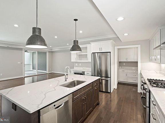 4th image of 517A Great Falls St