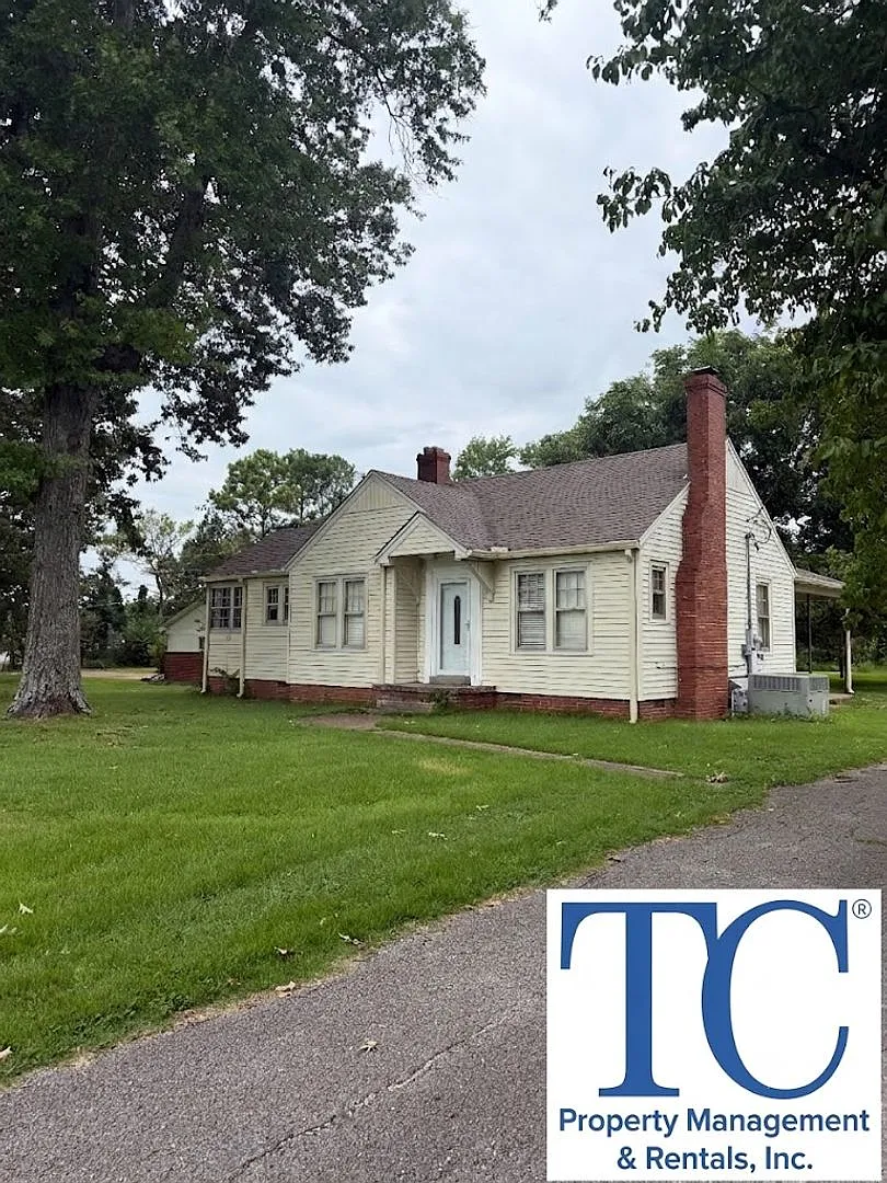 New Listing - South Jackson — Photo 2