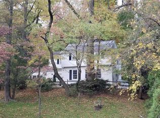 7 Ravine Rd, Great Neck, NY 11023