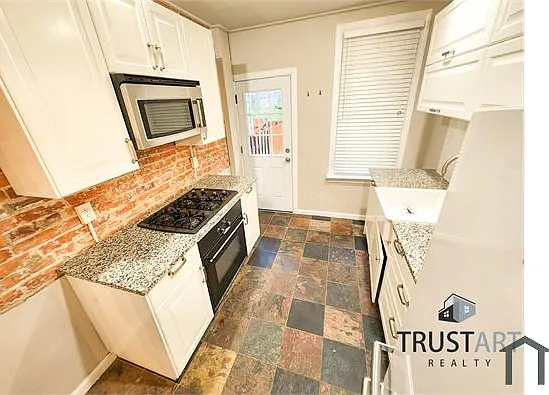 3885 Manor St — Photo 8