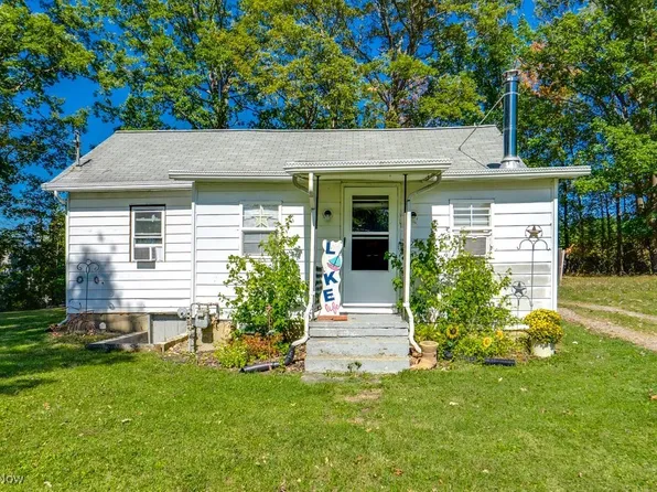 16726 Oakwood Dr, Lake Milton, OH 44429