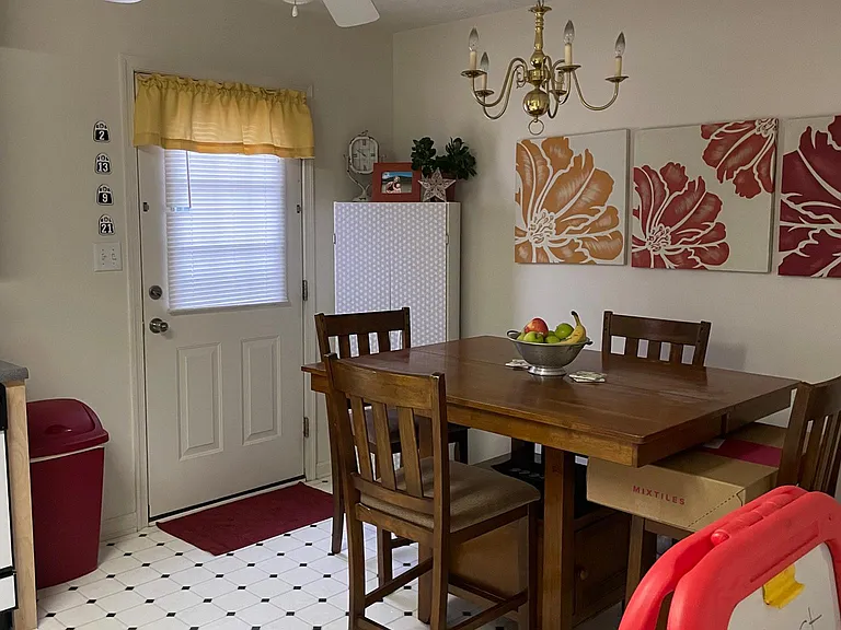 Eat in dining area off kitchen