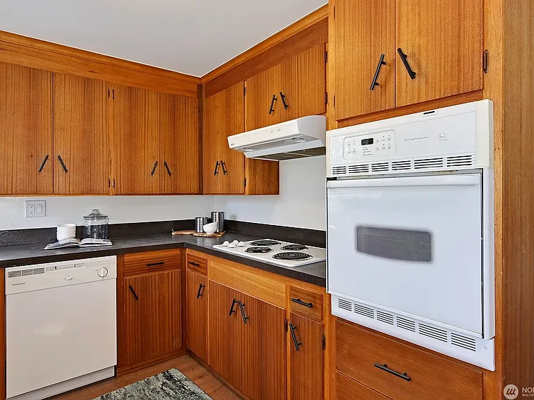 3633 Woodlawn Ave N — Photo 3