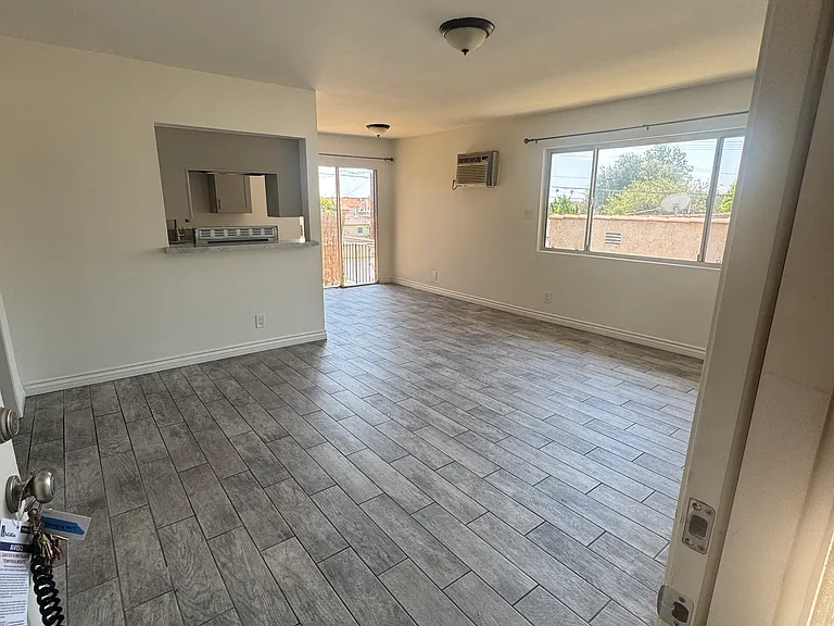 204 N Olive Ave #D — Photo 2