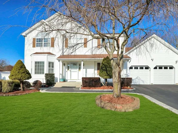 19 Embassy Road, Selden, NY 11784