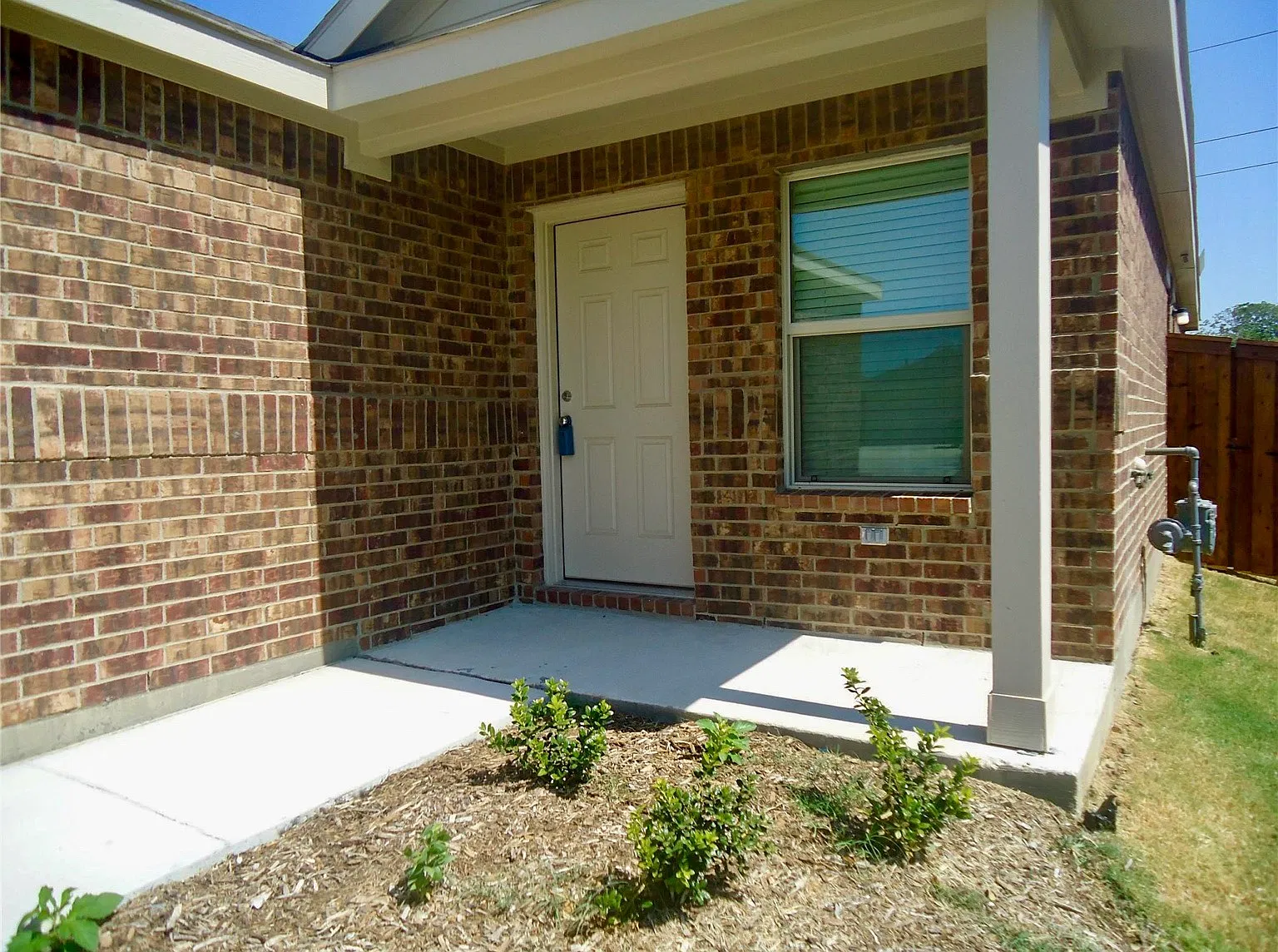 3 bed, 1320 sqft, $2,100 — Photo 2