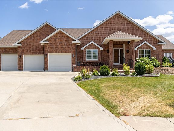 2nd image of 809 NE Vail Ct