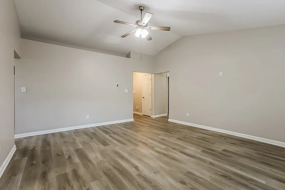3 bed, 2.0 bath, 1244 sqft, $2,010 — Photo 4