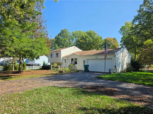 36 Hartwood Dr, Rochester, NY 14623