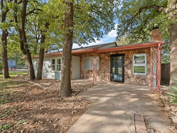401 Center Ln, Fort Worth, TX 76140