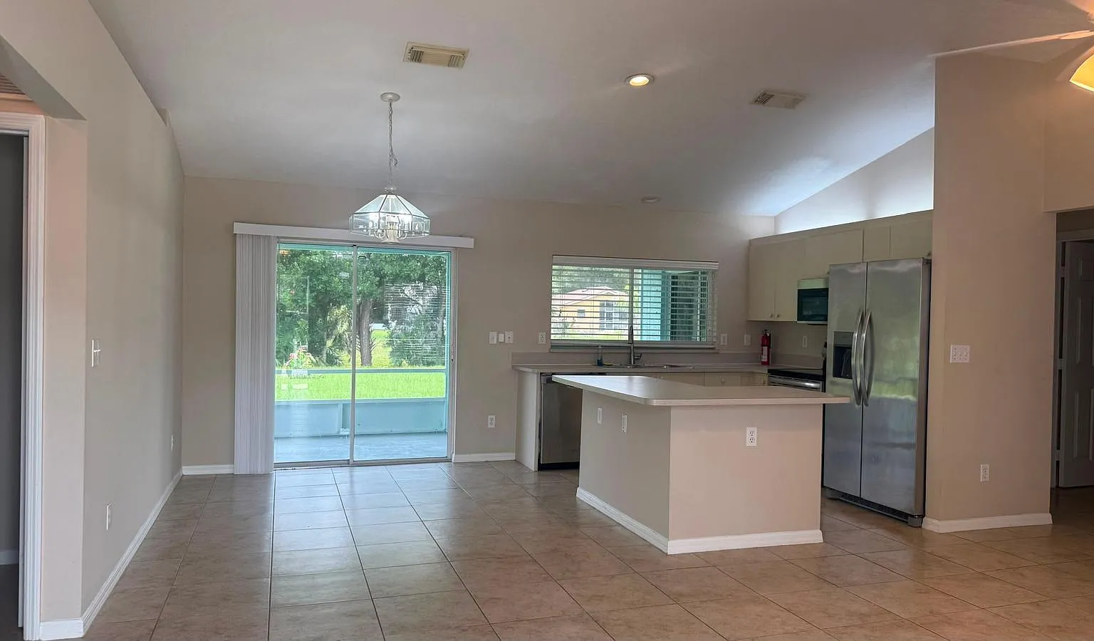 3 bed, 2.0 bath, 1292 sqft, $2,350 — Photo 3