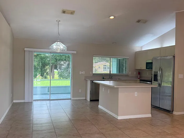 2847 SW South Calabria Cir — Photo 3