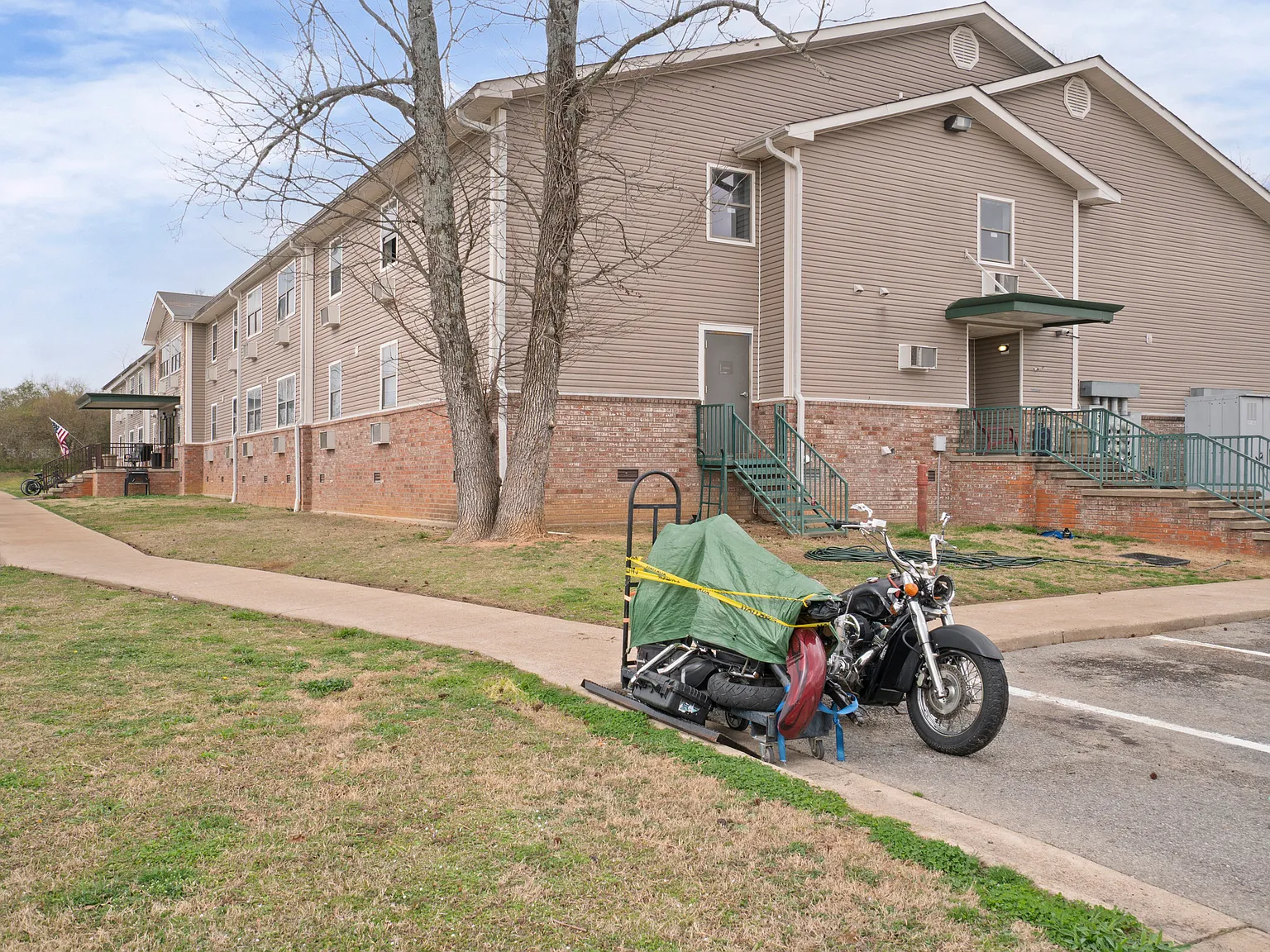 College Heights Apartments - 128 — Photo 3