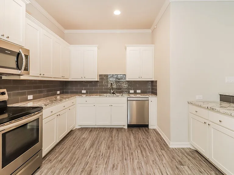 1213 Summerset Ln — Photo 9
