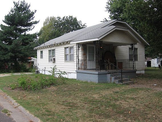 2nd image of 400 N Elm St