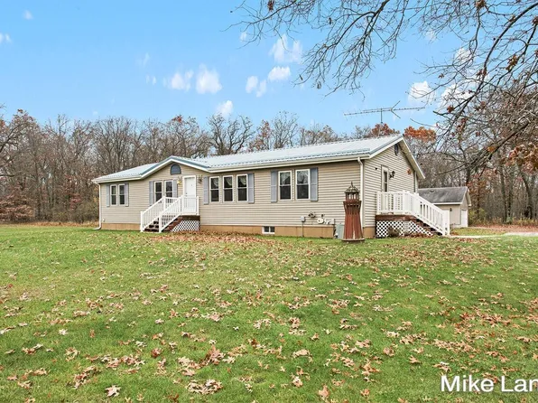 10390 S Oak Ave, Grant, MI 49327