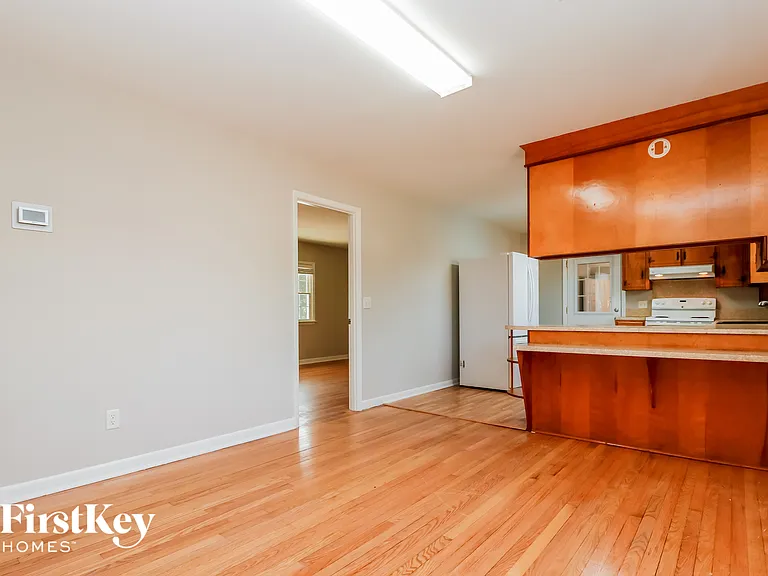 1448 Manor Blvd — Photo 5
