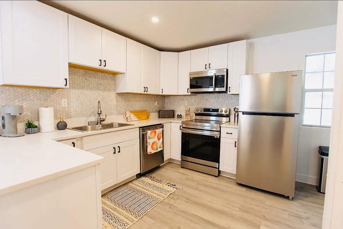 5 bed, 2500 sqft, $3,800 — Photo 1