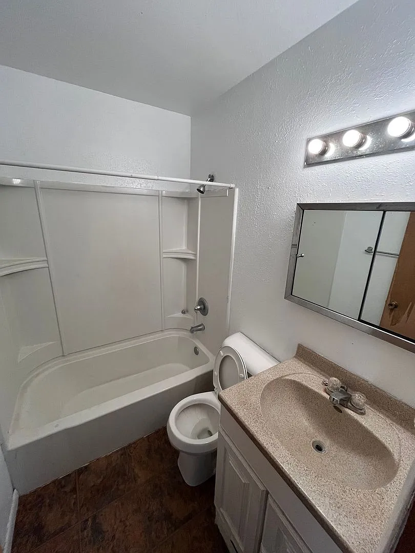 2 Bedroom 1 Bath Condo — Photo 2