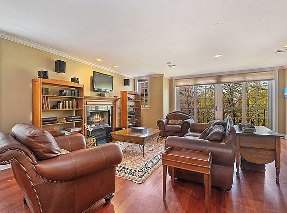 5th image of 643 W Wellington Ave APT 4