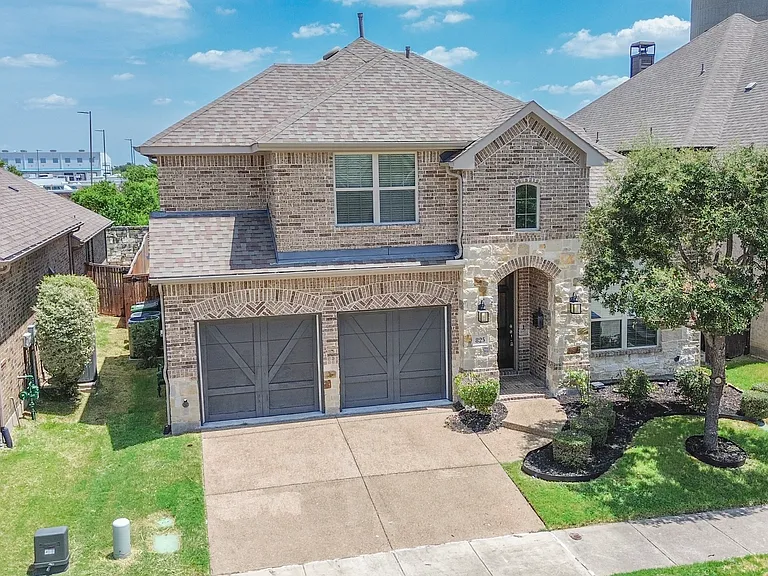 825 Warwick Blvd — Photo 1