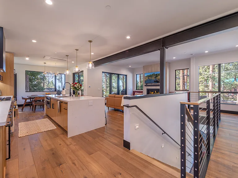 190 Speedboat Ave — Photo 5