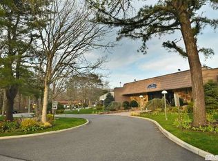 692 Blue Ridge Dr, Medford, NY 11763